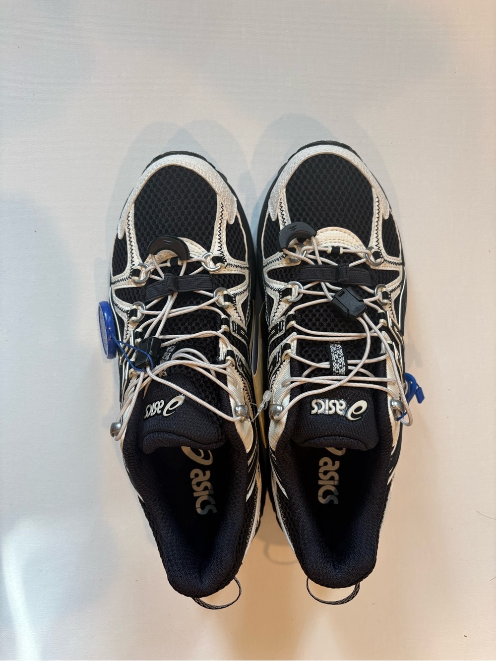 NWT ASICS Gel-Kahana 8 FL Black Cream Unisex M7 / W8.5 EU 40